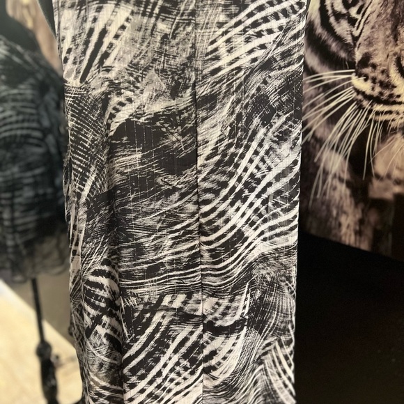 🖤🖤 EUC-ROZ & ALI BLACK AND WHITE SLEEVELESS BLOUSE SZ XL🖤🖤 - Picture 5 of 9